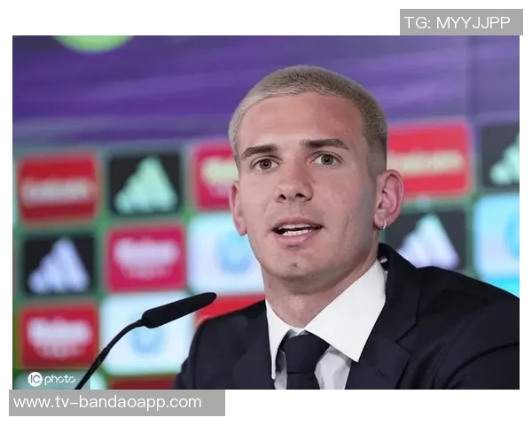 马斯坦托诺训练中疑似受伤与队医一同离场引发担忧 马斯坦托诺训练中疑似受伤与队医一同离场引发担忧