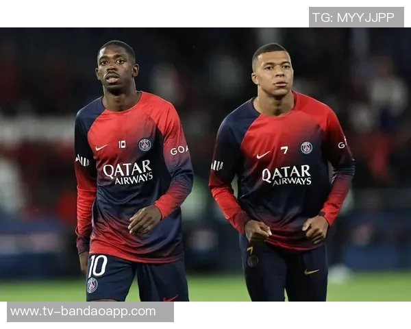 姆巴佩争抢中意外倒地主动示意换人球迷心忧望无大碍