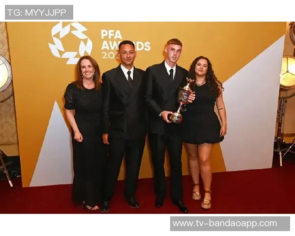 帕尔默荣获PFA年度最佳球员奖杯照片曝光引发热议