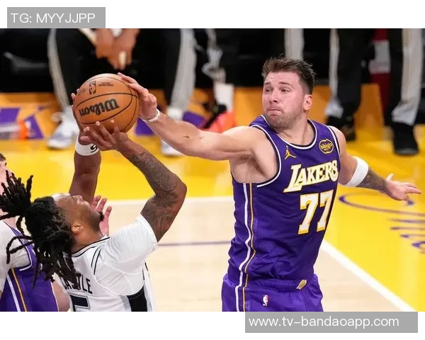 东契奇能否赛季场均40分引热议里夫斯称赞他的表现令人难以置信 东契奇能否赛季场均40分引热议里夫斯称赞他的表现令人难以置信