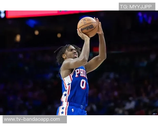 马克西半场表现出色10投6中砍下18分3篮板4助攻尽管有4次失误依然贡献良多