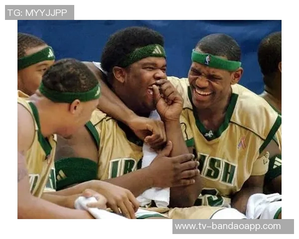 詹姆斯重温青春岁月与高中队友合影穿橄榄球队服引发回忆