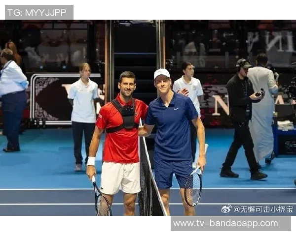 德约与C罗亲密互动造访网球中心互赠球衣与球拍