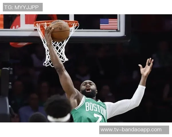 杰伦布朗独自发力砍下33分7板4助可惜失误偏多达7次